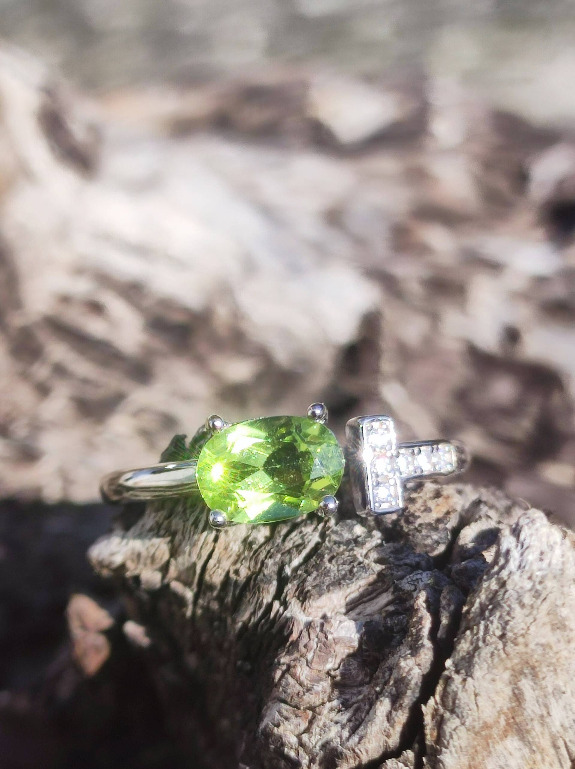 Peridot Ring - 925 Silber Verstellbare Größe Edelstein Heilstein Grün Edel Energie Kraft Schmuck Hochwertig Rarität Geschenk Frau Freundin Peridot Ring - 925 Silber Verstellbare Größe Edelstein Heilstein Grün Edel Energie Kraft Schmuck Hochwertig Rarität Geschenk Frau Freundin von ArtOfNatureBerlin