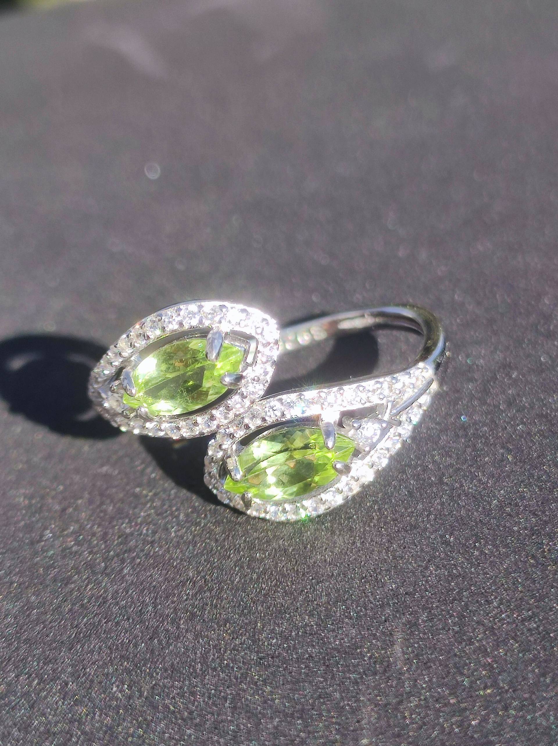 Peridot Ring - 925 Silber Verstellbare Größe Edelstein Heilstein Grün Edel Energie Kraft Schmuck Hochwertig Rarität Geschenk Frau Freundin Peridot Ring - 925 Silber Verstellbare Größe Edelstein Heilstein Grün Edel Energie Kraft Schmuck Hochwertig Rarität Geschenk Frau Freundin von ArtOfNatureBerlin