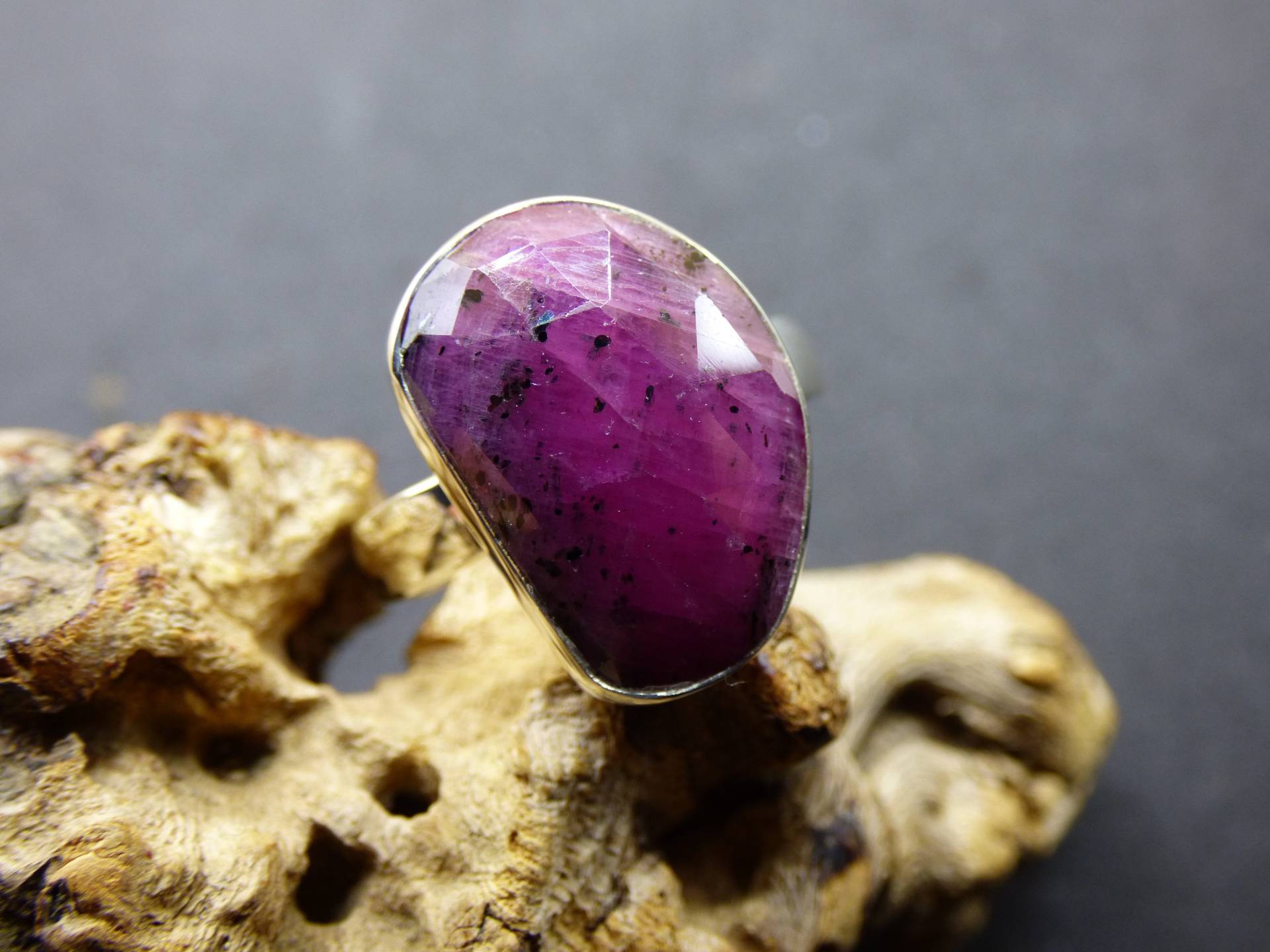 Rubin - 925 Silber Ring Gr. 56/18 ~ Edelstein Gefasst Facettierter Schliff Natur Heilstein Rarität Selten Hochwertig Edel Geschenk Frau von ArtOfNatureBerlin