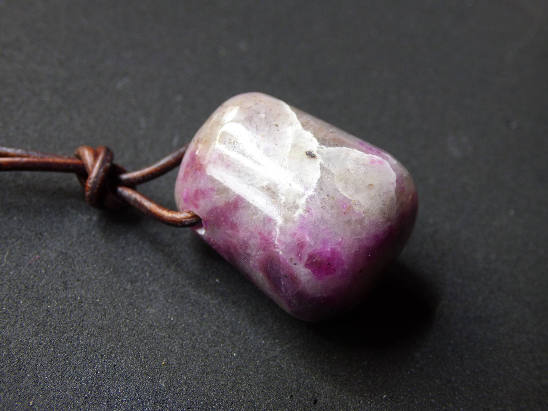Rubin in Feldspat ~ Edelstein Kette ~Hippie ~Goa ~Boho ~Ethno ~Nature ~Heilstein Rubin in Feldspat ~ Edelstein Kette ~Hippie ~Goa ~Boho ~Ethno ~Nature ~Heilstein von ArtOfNatureBerlin