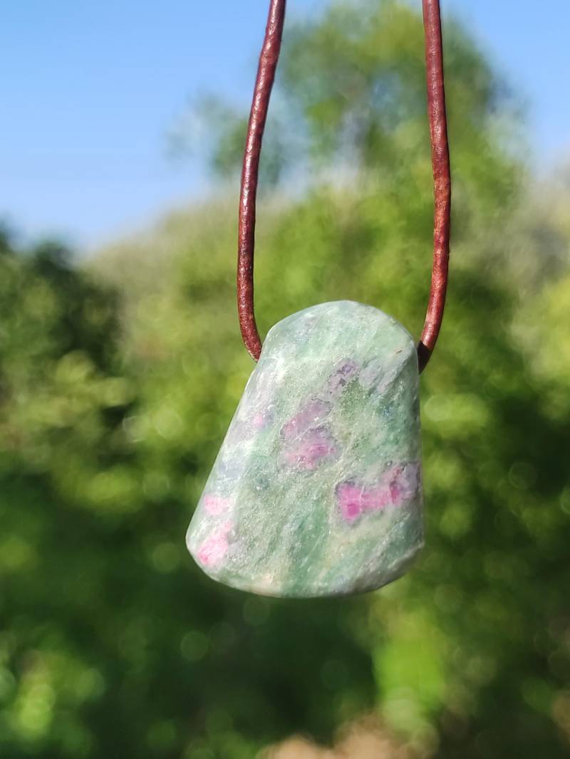 Rubin in Fuchsit Edelstein Kette Grün Rot Natur Hippie Goa Boho Ethno Nature Heilstein Kristalle Schmuck Anhänger Mann Frau Geschenk Er Sie von ArtOfNatureBerlin