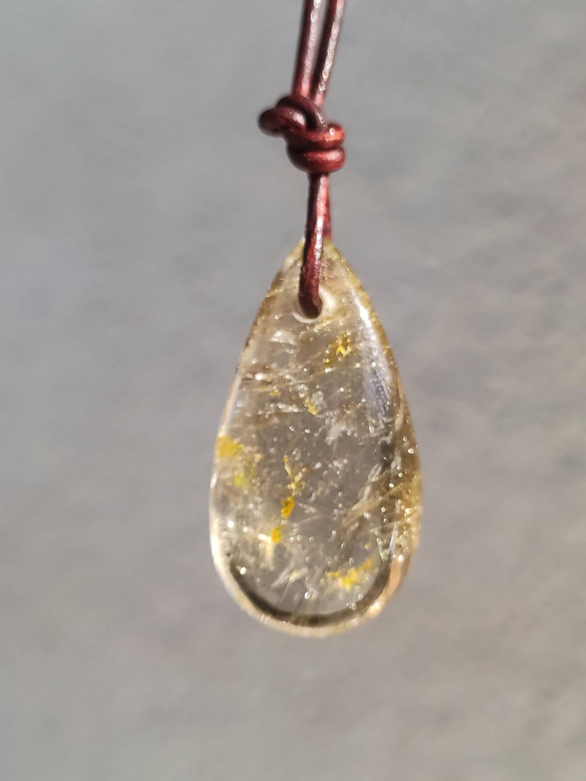 Rutilquarz Tropfen Golden - Edelstein Kette Anhänger Natur Heilstein Kristall Geschenk Frau Sie Mann Er Freundin Unikat Nadeln Transparent von ArtOfNatureBerlin