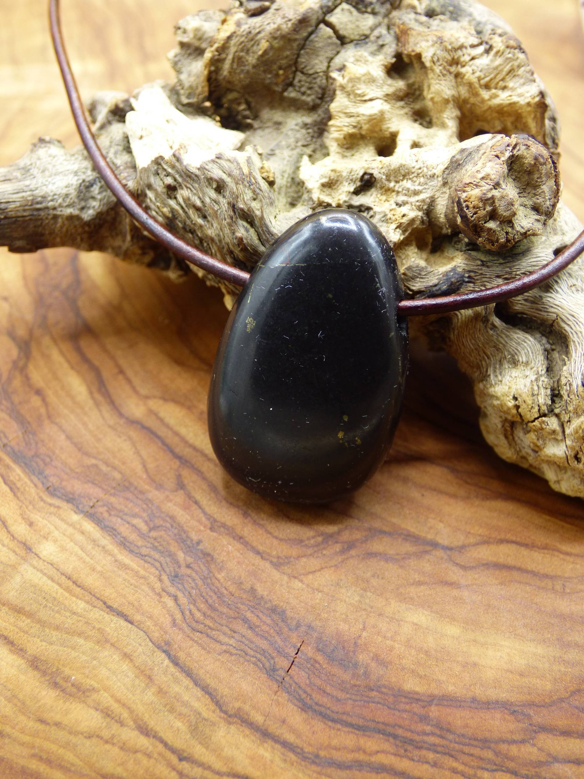 Schungit Shungite ~ Edelstein Kette ~Hippie ~Goa ~Boho ~Tibet ~Ethno ~Nature ~Donut ~Schutzsymbol ~Heilstein von ArtOfNatureBerlin