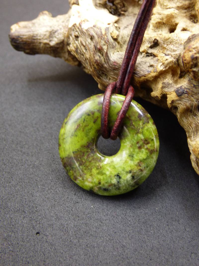 Serpentin 25mm Donut ~ Edelstein Kette ~Hippie ~Goa ~Boho ~Tibet ~Ethno ~Nature ~Donut ~Schutzsymbol ~Heilstein von ArtOfNatureBerlin