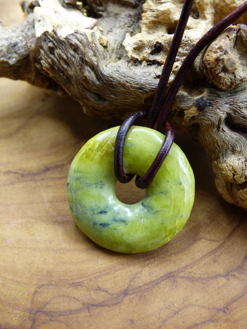 Serpentin 25mm Donut ~ Edelstein Kette ~Hippie ~Goa ~Boho ~Tibet ~Ethno ~Nature ~Donut ~Schutzsymbol ~Heilstein von ArtOfNatureBerlin