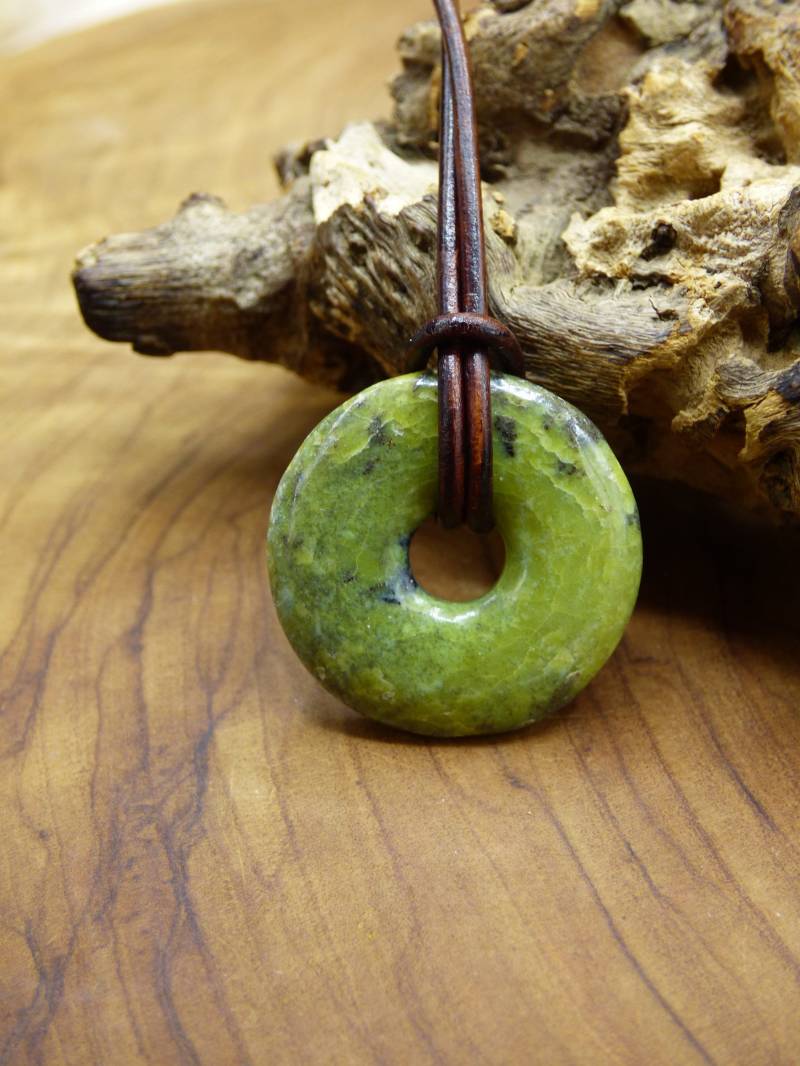 Serpentin 25mm Donut ~ Edelstein Kette ~Hippie ~Goa ~Boho ~Tibet ~Ethno ~Nature ~Donut ~Schutzsymbol ~Heilstein von ArtOfNatureBerlin