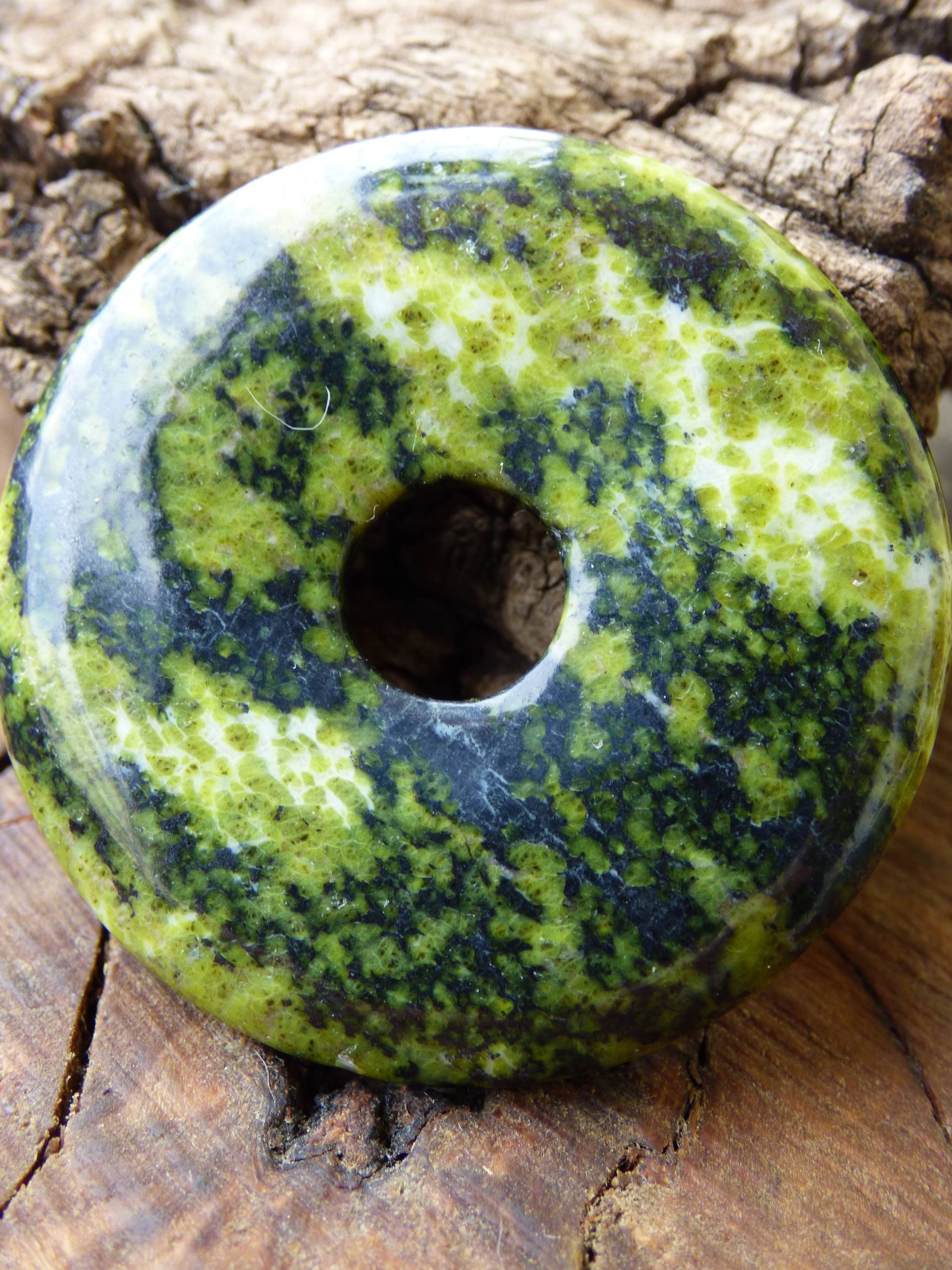 Serpentin Donut Grün Edelstein Kette Hippie Goa Boho Tibet Ethno Nature Schutzsymbol Heilstein Sammler Unikat Mann Frau Geschenk Serpentin Donut Grün Edelstein Kette Hippie Goa Boho Tibet Ethno Nature Schutzsymbol Heilstein Sammler Unikat Mann Frau Geschenk von ArtOfNatureBerlin