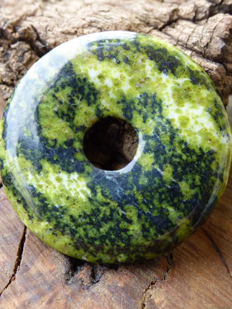 Serpentin Donut Grün Edelstein Kette Hippie Goa Boho Tibet Ethno Nature Schutzsymbol Heilstein Sammler Unikat Mann Frau Geschenk von ArtOfNatureBerlin