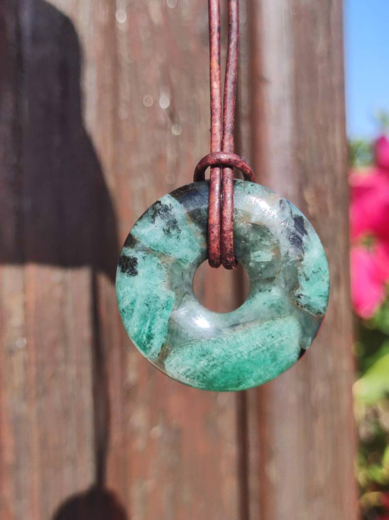 Smaragd/Emerald Edelstein Kette Grün Natürlich Rarität Heilstein Energie Kristall Anhänger Mann Frau Kind Geschenk Er Sie Valentinstag von ArtOfNatureBerlin