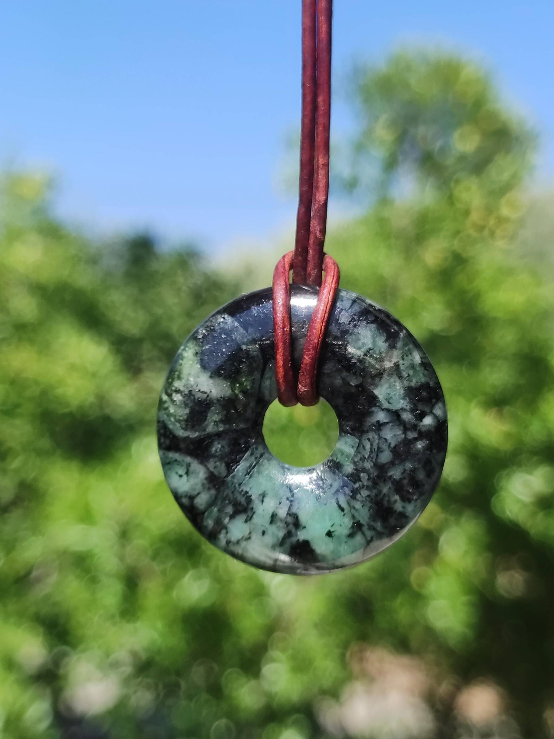 Smaragd/Emerald Edelstein Kette Grün Natürlich Rarität Heilstein Energie Kristall Anhänger Mann Frau Kind Geschenk Er Sie Valentinstag von ArtOfNatureBerlin