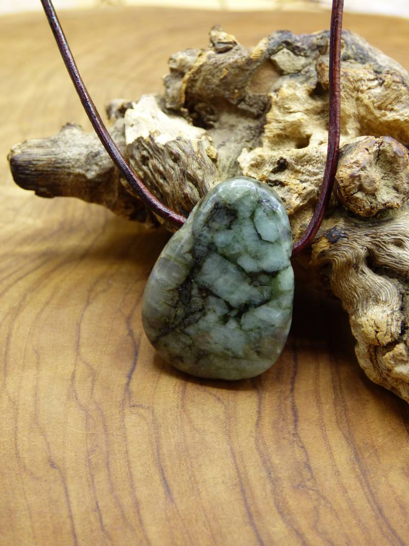 Smaragd/Emerald Edelstein Kette Grün Schwarz Natur Hippie Goa Boho Ethno Heilstein Kristalle Schmuck Anhänger Mann Frau Geschenk Er Sie von ArtOfNatureBerlin