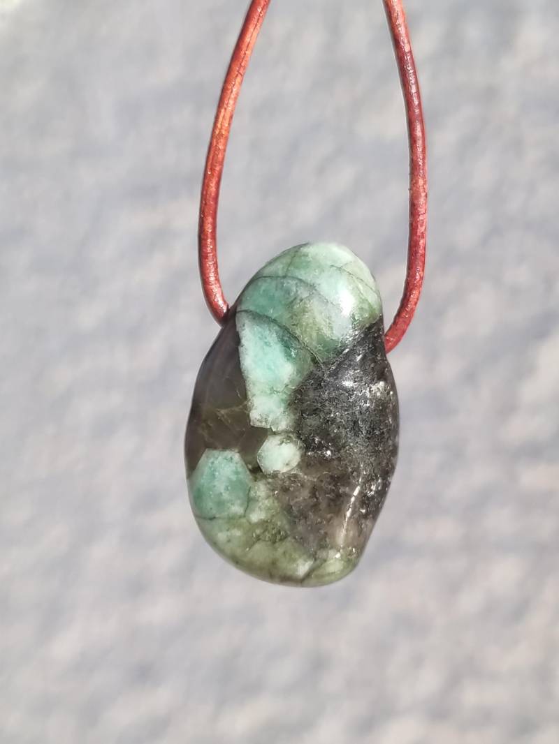 Smaragd/Emerald Edelstein Kette Grün Schwarz Natur Hippie Goa Boho Ethno Heilstein Kristalle Schmuck Anhänger Mann Frau Geschenk Er Sie von ArtOfNatureBerlin