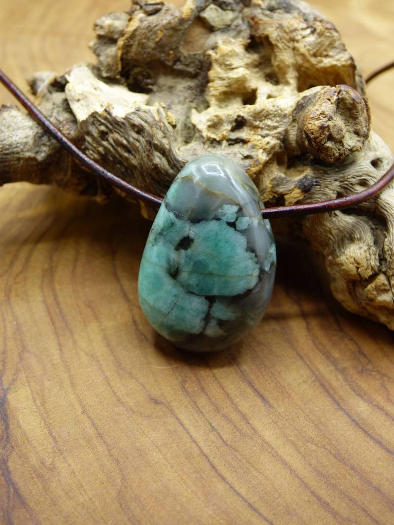 Smaragd/Emerald Edelstein Kette Grün Schwarz Natur Hippie Goa Boho Ethno Heilstein Kristalle Schmuck Anhänger Mann Frau Geschenk Er Sie von ArtOfNatureBerlin
