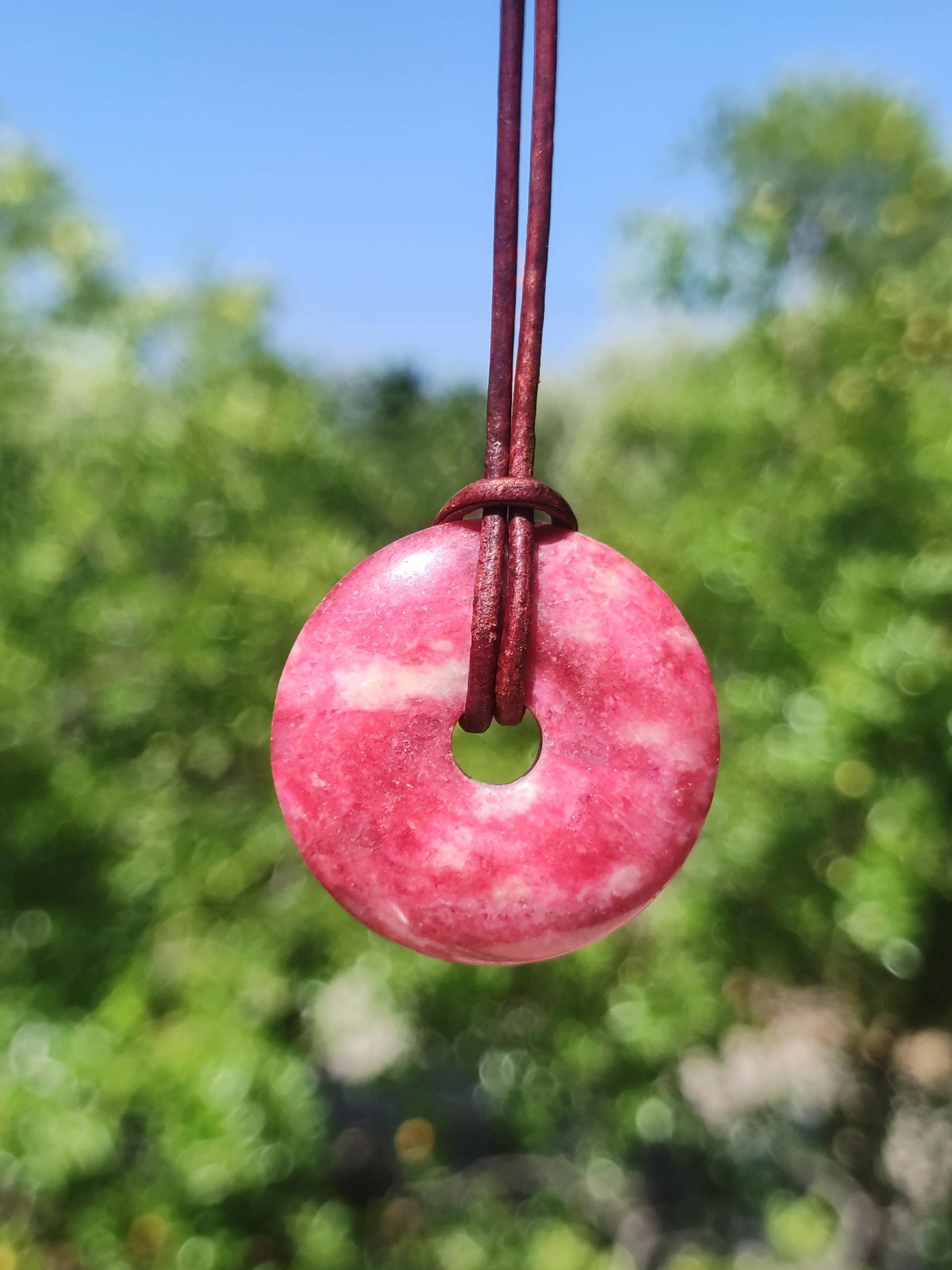 Thulit Donut Aaa Edelstein Kette Heilstein Schutzsymbol Mann Frau Glück Hippie Goa Boho Tibet Ethno Natur Rarität Geschenk Freundin Unikat Thulit Donut Aaa Edelstein Kette Heilstein Schutzsymbol Mann Frau Glück Hippie Goa Boho Tibet Ethno Natur Rarität Geschenk Freundin Unikat von ArtOfNatureBerlin