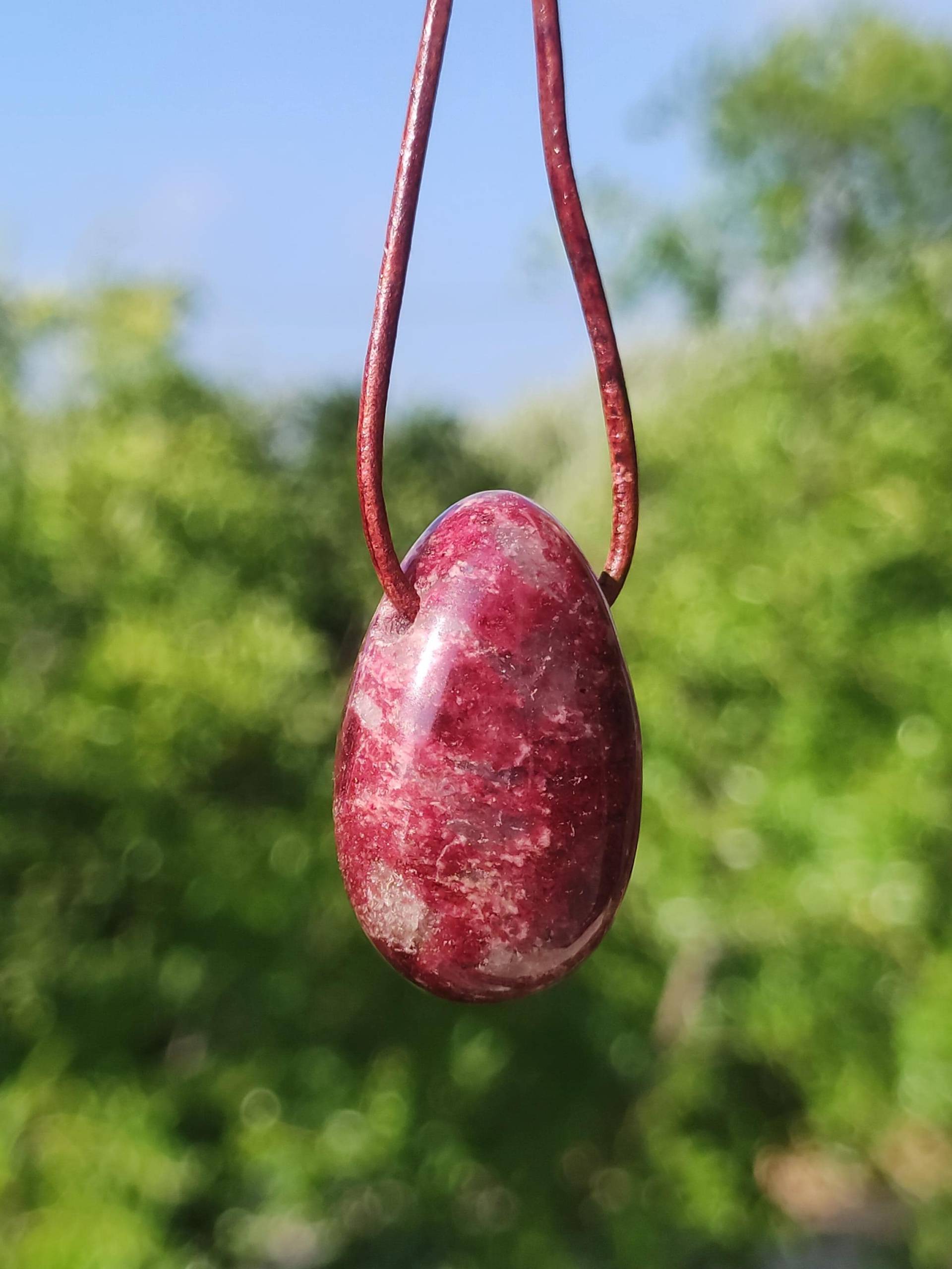 Thulit Edelstein Kette Pink Rot Natur Hippie Goa Boho Heilstein Kristalle Schmuck Anhänger Mann Frau Kind Geschenk Er Sie Bruder Schwester von ArtOfNatureBerlin