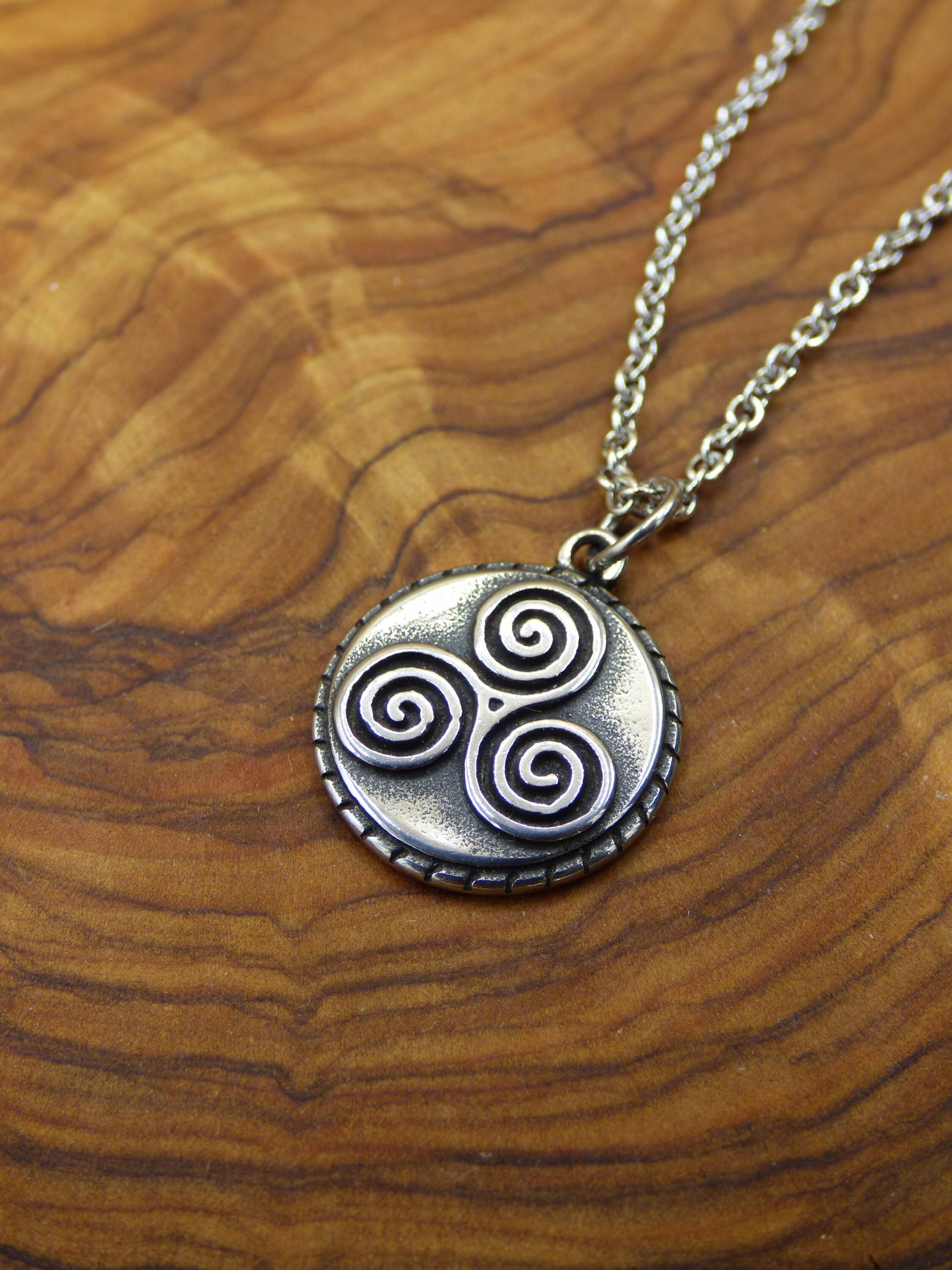 Triskele ~ Spiral Kette Dreieck Kreisel Silbern ~Hippie ~Goa ~Boho ~Tibet ~Ethno ~Nature Triskele ~ Spiral Kette Dreieck Kreisel Silbern ~Hippie ~Goa ~Boho ~Tibet ~Ethno ~Nature von ArtOfNatureBerlin