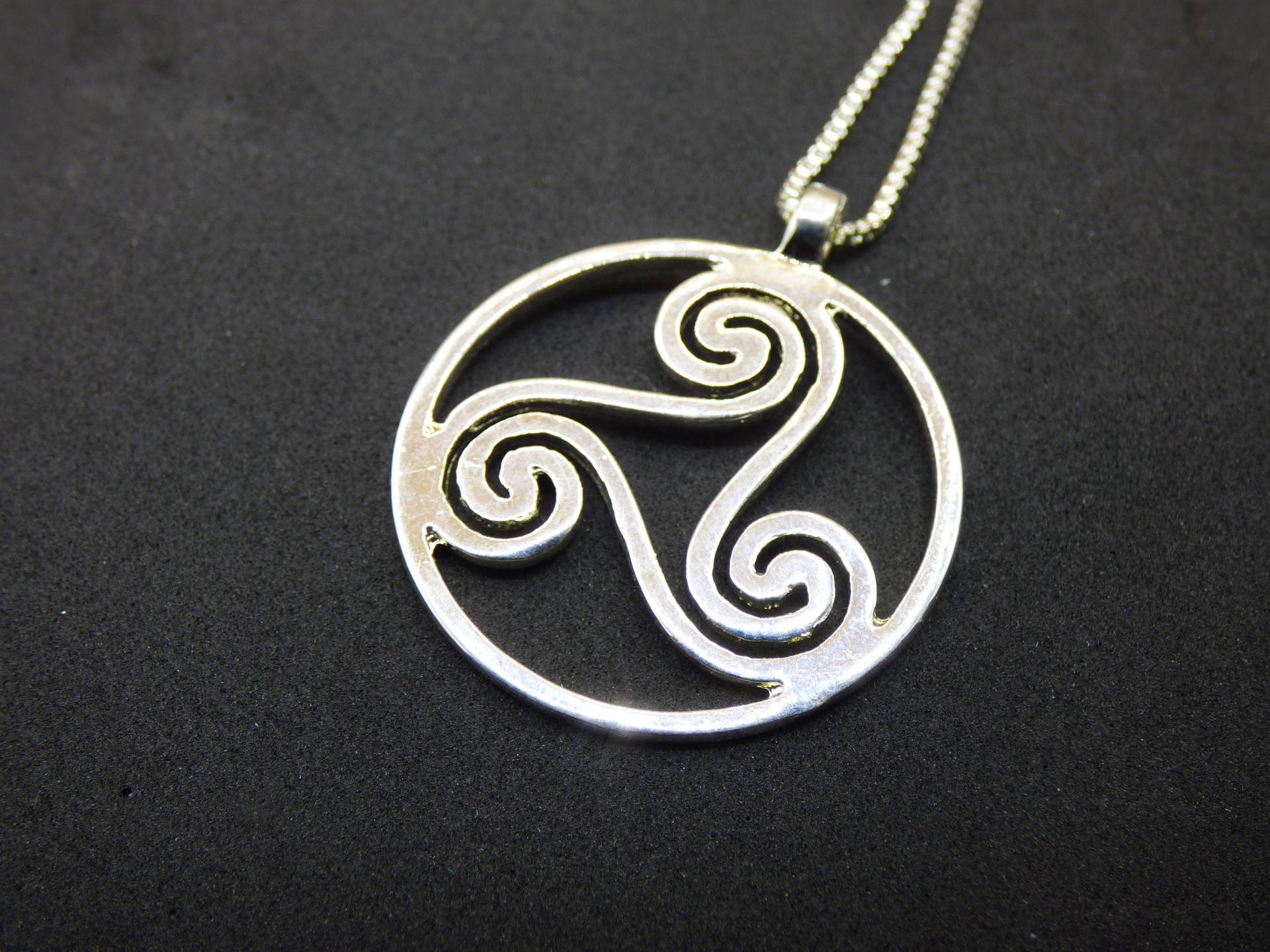 Triskele ~ Spiral Kette Dreieck Kreisel Silbern ~Hippie ~Goa ~Boho ~Tibet ~Ethno ~Nature Triskele ~ Spiral Kette Dreieck Kreisel Silbern ~Hippie ~Goa ~Boho ~Tibet ~Ethno ~Nature von ArtOfNatureBerlin