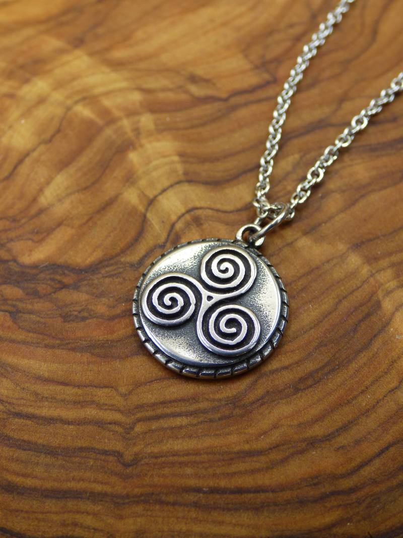 Triskele ~ Spiral Kette Dreieck Kreisel Silbern ~Hippie ~Goa ~Boho ~Tibet ~Ethno ~Nature von ArtOfNatureBerlin