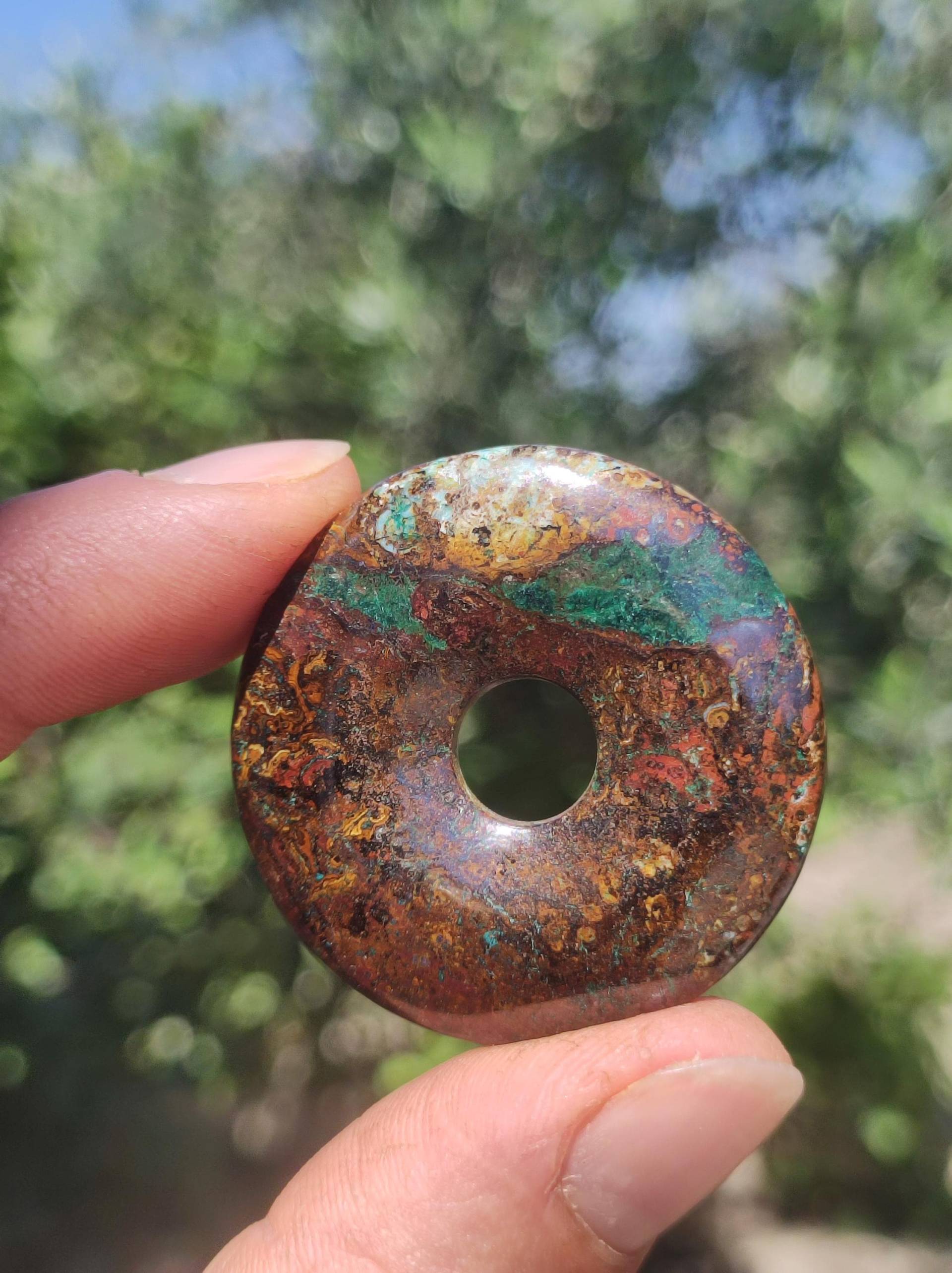 Zarinit Donut - Edelstein Kette Schutz Anhänger Geschenk Mann Frau Er Sie Freundin Kristall Goa Boho Natur Heilstein Selten Sammler Rarität von ArtOfNatureBerlin