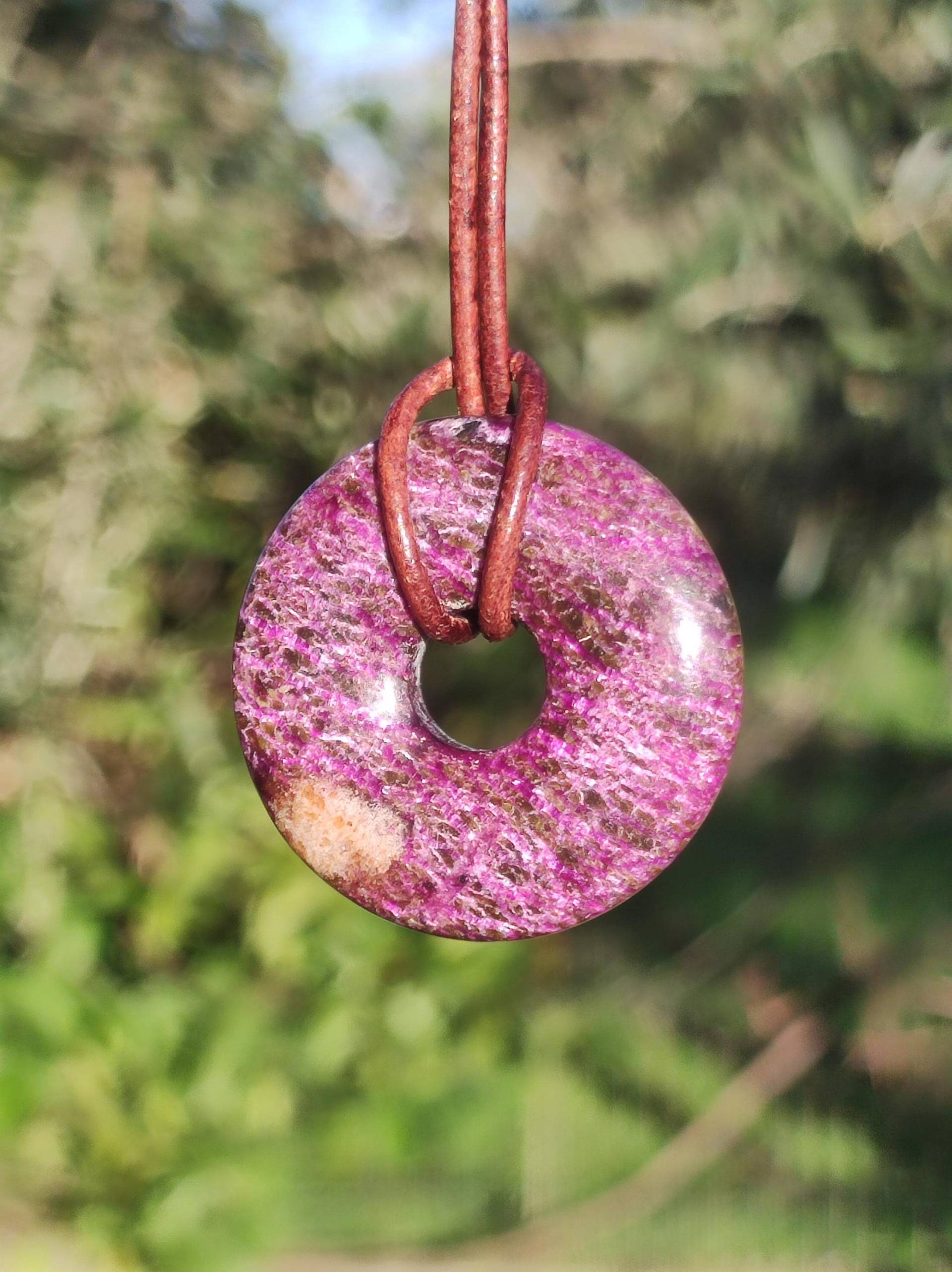 stichtit ~ Edelstein Donut Kette Pi Scheibe Schutzsymbol Lila Violett Hippie Chakra Boho Ethno Heilstein Kleidung Festival Purpur Rarität stichtit ~ Edelstein Donut Kette Pi Scheibe Schutzsymbol Lila Violett Hippie Chakra Boho Ethno Heilstein Kleidung Festival Purpur Rarität von ArtOfNatureBerlin