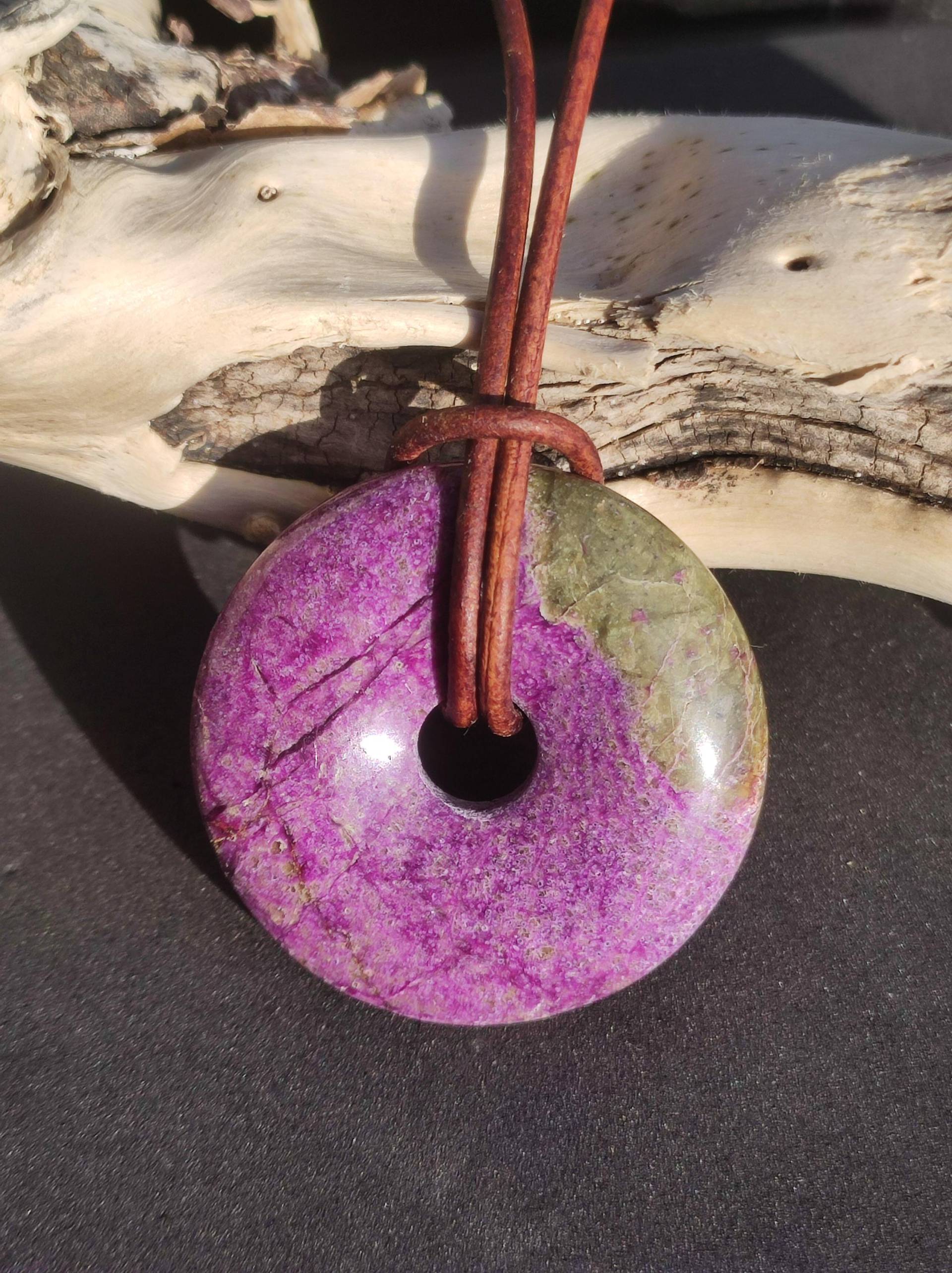 stichtit ~ Edelstein Donut Kette Pi Scheibe Schutzsymbol Lila Violett Hippie Chakra Boho Ethno Heilstein Kleidung Festival Purpur Rarität stichtit ~ Edelstein Donut Kette Pi Scheibe Schutzsymbol Lila Violett Hippie Chakra Boho Ethno Heilstein Kleidung Festival Purpur Rarität von ArtOfNatureBerlin