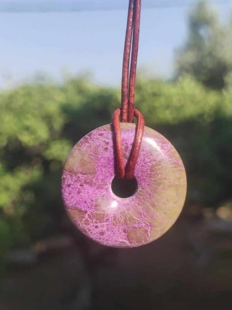 stichtit ~ Edelstein Donut Kette Pi Scheibe Schutzsymbol Lila Violett Hippie Chakra Boho Ethno Heilstein Kleidung Festival Purpur Rarität von ArtOfNatureBerlin