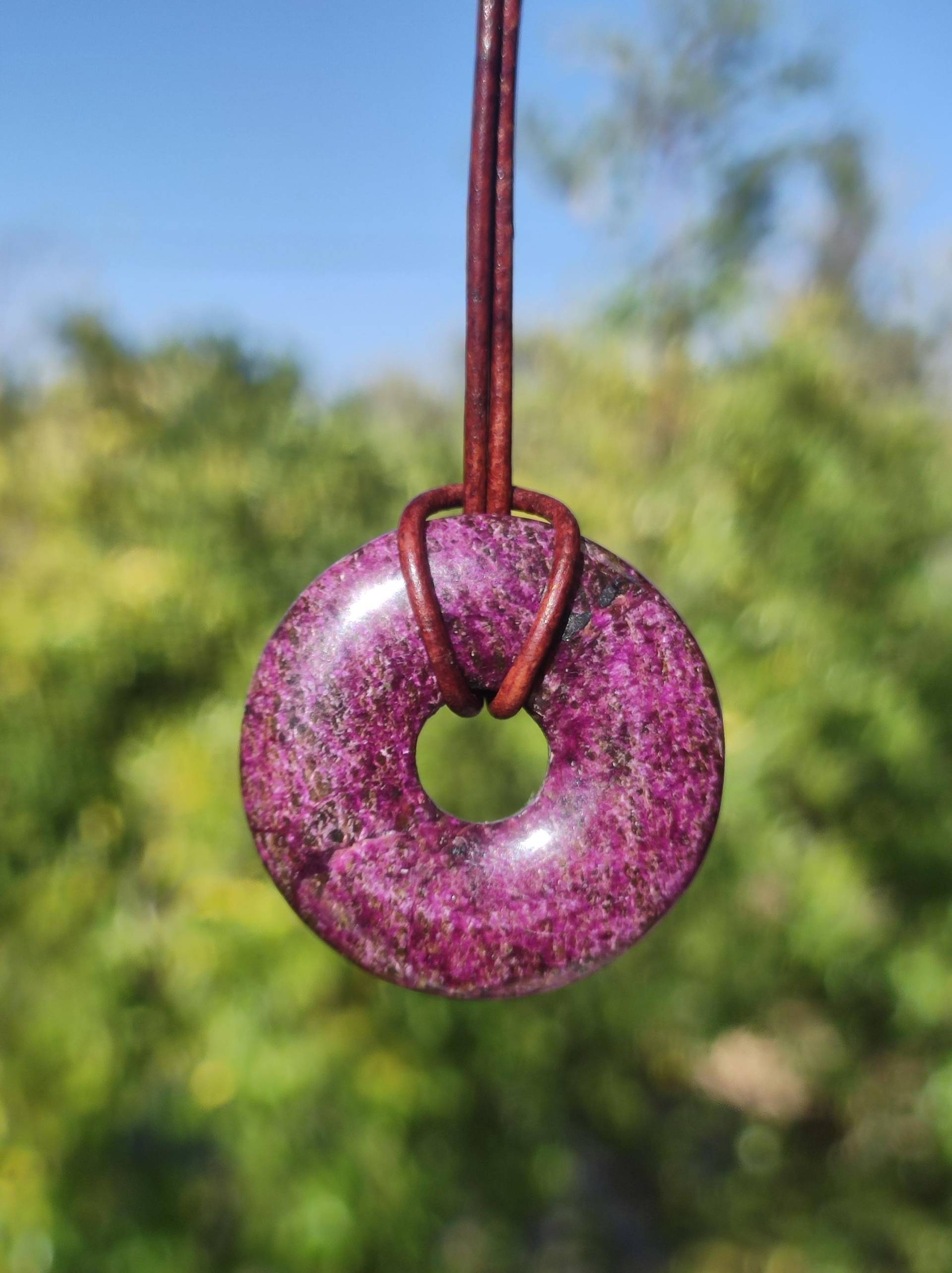stichtit ~ Edelstein Donut Kette Pi Scheibe Schutzsymbol Lila Violett Hippie Chakra Boho Ethno Heilstein Kleidung Festival Purpur Rarität stichtit ~ Edelstein Donut Kette Pi Scheibe Schutzsymbol Lila Violett Hippie Chakra Boho Ethno Heilstein Kleidung Festival Purpur Rarität von ArtOfNatureBerlin