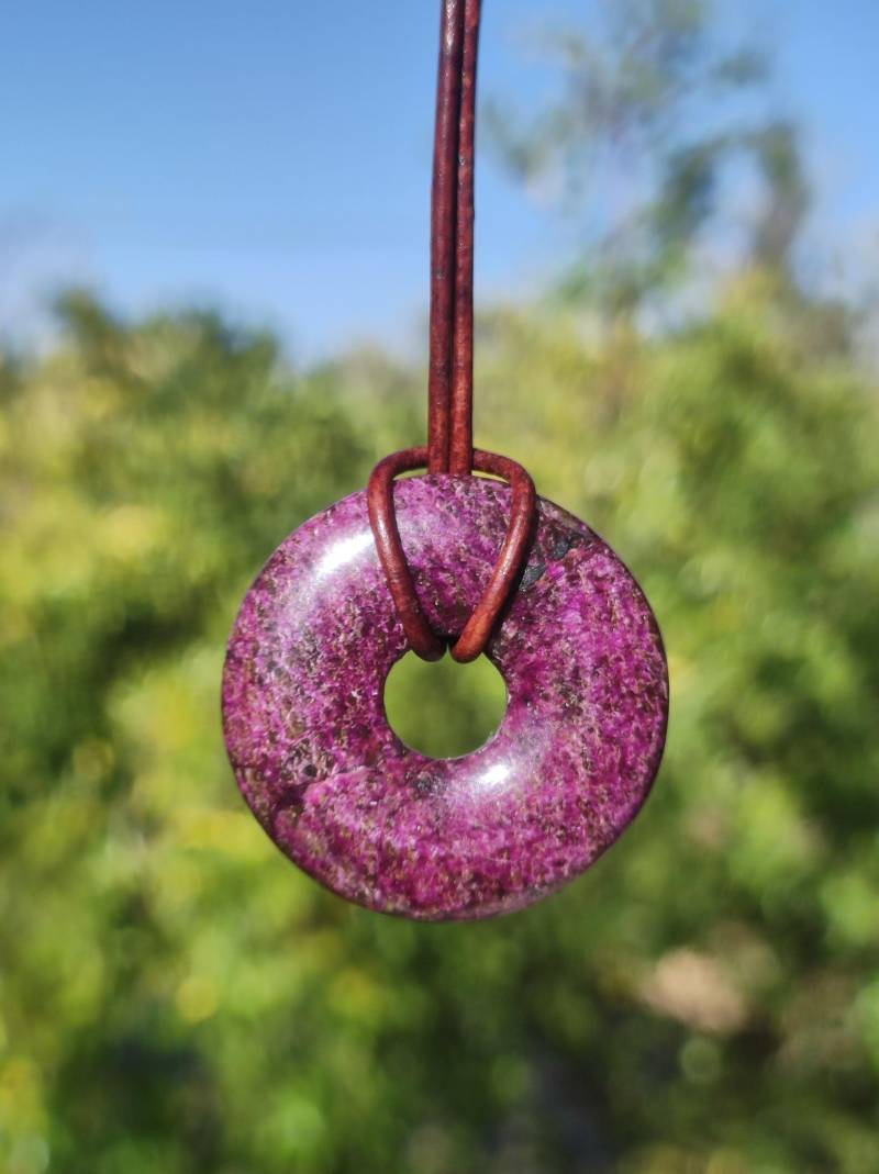stichtit ~ Edelstein Donut Kette Pi Scheibe Schutzsymbol Lila Violett Hippie Chakra Boho Ethno Heilstein Kleidung Festival Purpur Rarität stichtit ~ Edelstein Donut Kette Pi Scheibe Schutzsymbol Lila Violett Hippie Chakra Boho Ethno Heilstein Kleidung Festival Purpur Rarität von ArtOfNatureBerlin