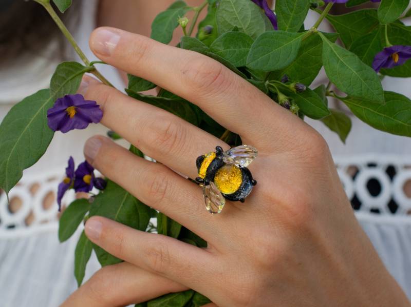 Biene Ring Goldene Schmuck Dichroic Glas Silber Lampwork Für Frauen Murano Handmade Verstellbare Halskette von ArtPalladisGlass