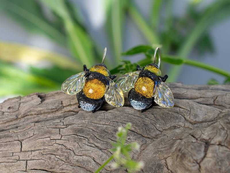 Dangle Bee Ohrringe Für Frauen Schmuck Geburtstagsgeschenk Freundin Einzigartige Zierliche Lampwork Dichroic Glas Aus Sterling Silber von ArtPalladisGlass