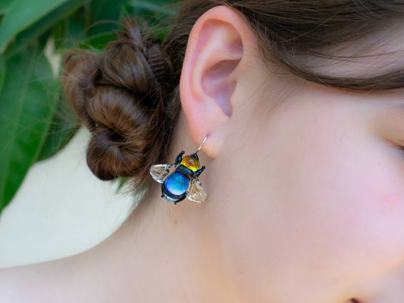 Handgemachte Biene Ohrringe Frauen Hummel Schmuck Geburtstagsgeschenk Einzigartige Zierliche Blaue Lampwork Dichroic Glas Sterling Silber von ArtPalladisGlass
