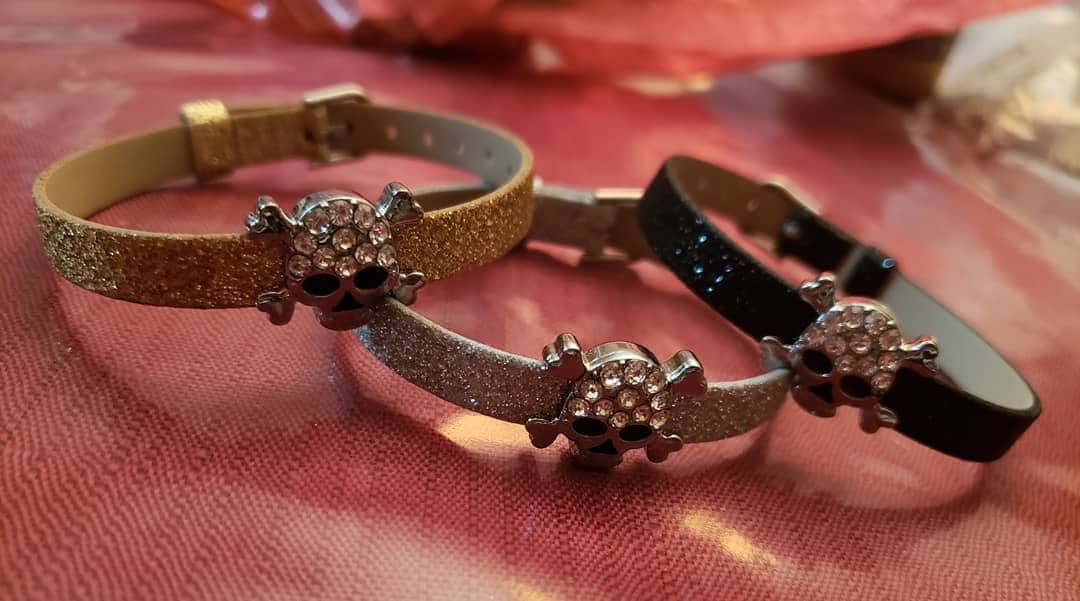 Totenkopf Plättchen Armbänder Totenkopf Plättchen Armbänder von ArtQueenCreations93