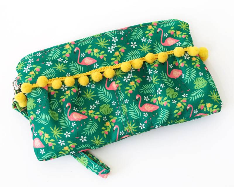 Plissee Flamingo Kupplung Mit Pom Akzent | Grün Und Rosa Exklusive Print von ArtRehabStudio