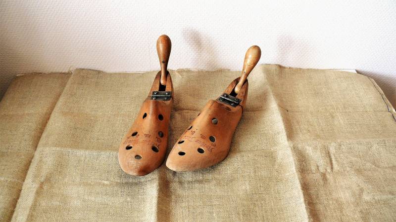 Arthur Jacoby Holzschuhlöffel Klappschuhspanner Deutschland, Sammler Holzschuhform 1930Er Jahre Schusterschuhform Vintage Schuhmacherwerkzeug Berlin Arthur Jacoby Holzschuhlöffel Klappschuhspanner Deutschland, Sammler Holzschuhform 1930Er Jahre Schusterschuhform Vintage Schuhmacherwerkzeug Berlin von ArtRetroTreasury