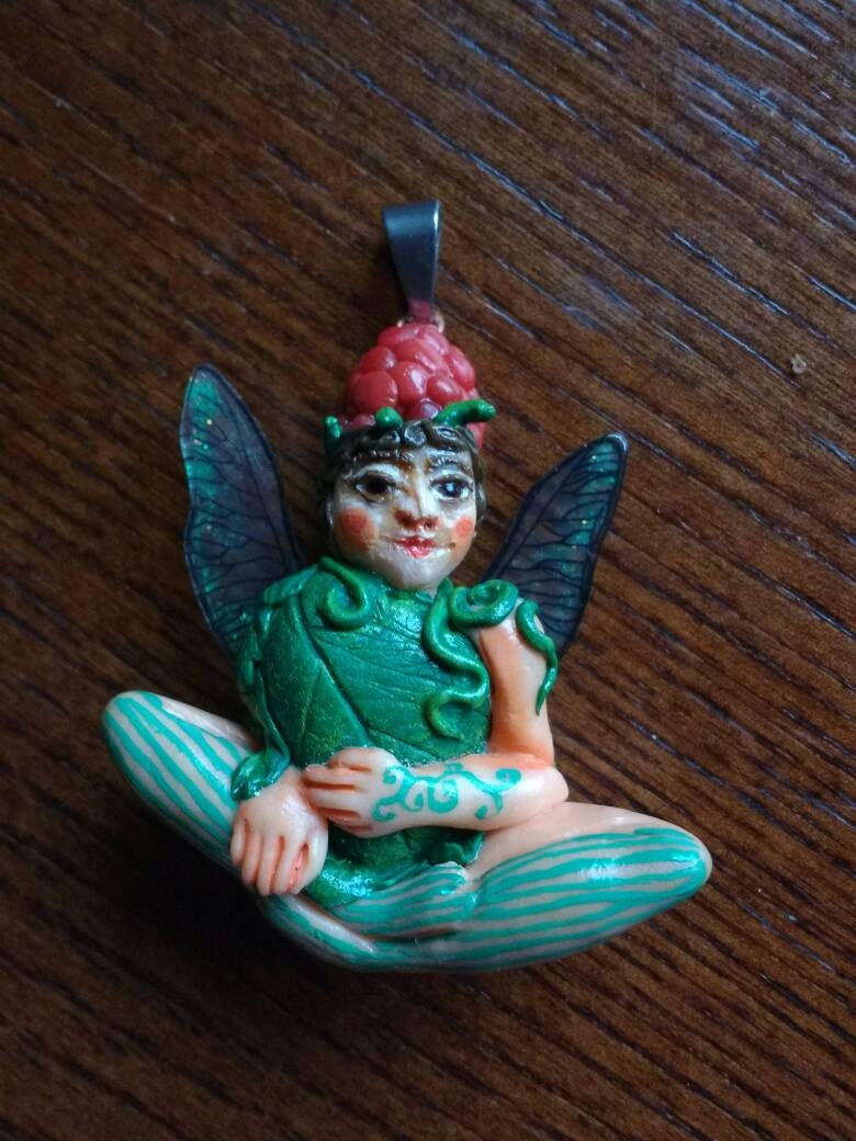 Pixi Fee Anhänger.verzauberter Wald.wald Schmuck.märchen Anhänger.himbeere Anhänger. Twopi1Db von ArtSeaGlassEcoShop
