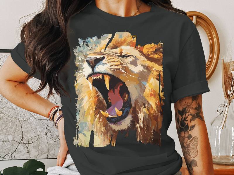 Brüllender Löwe T-Shirt, Tier Grafik Wildtier-Liebhaber Geschenk, Raubkatze Shirt, Natur Inspiriert Brüllender Löwe T-Shirt, Tier Grafik Wildtier-Liebhaber Geschenk, Raubkatze Shirt, Natur Inspiriert von ArtSpriteDE
