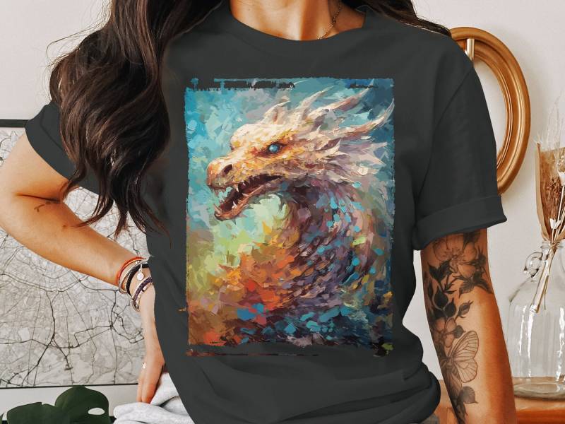 Drache Unisex-T-Shirt, Kunstdruck-T-Shirt, Fantasy-T-Shirt, Grafikdesign-Shirt, Schmutz-T-Shirt, Mythologie, Lässige Streetwear von ArtSpriteDE