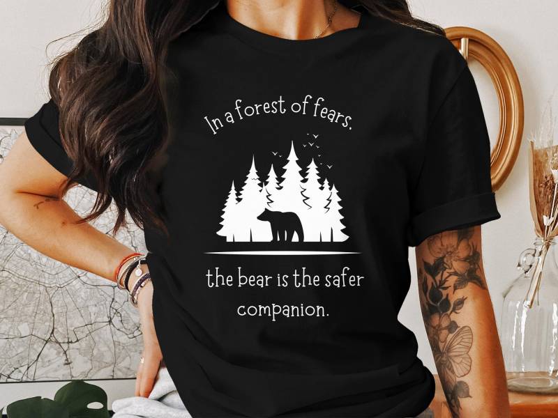 Forest Of Fears Bär Grafik-T-Shirt, Schwarzweiß-T-Shirt, Frauenrechte-T-Shirt, Gegen Mann Shirt, Weibliche Ermächtigung Forest Of Fears Bär Grafik-T-Shirt, Schwarzweiß-T-Shirt, Frauenrechte-T-Shirt, Gegen Mann Shirt, Weibliche Ermächtigung von ArtSpriteDE