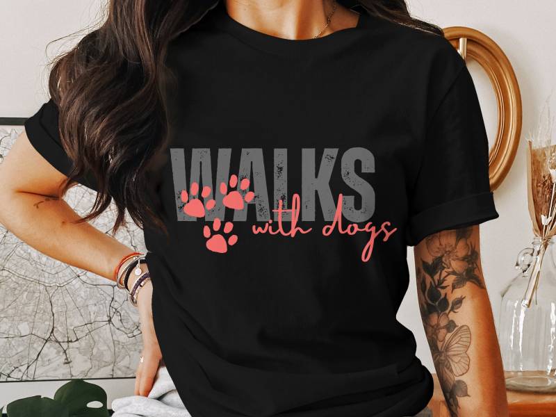 Spaziergänge Mit Hunden, Lustiges Hunde-Shirt, Hunde-Liebhaber-T-stück, Hunde-Liebhaber-Geschenk, Hundemama-Shirt, Hundepapa-Hemd Spaziergänge Mit Hunden, Lustiges Hunde-Shirt, Hunde-Liebhaber-T-stück, Hunde-Liebhaber-Geschenk, Hundemama-Shirt, Hundepapa-Hemd von ArtSpriteDE