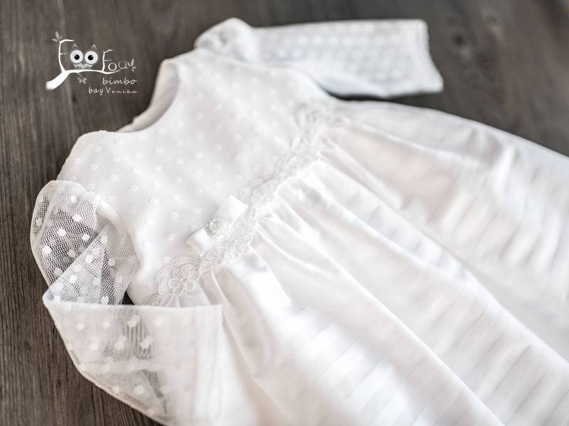 Baby Mädchen Taufkleid in Weißer Farbe Mit Langen, Gepunkteten Tüllärmeln, Aus Baumwoll Gestreiftem Stoff, Spitze Punkten von ArtStudioDziworska