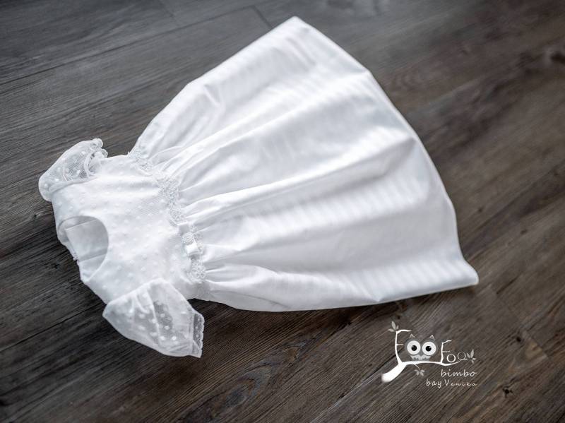Taufkleid in Weiß Mit Spitze Pünktchen Und Baumwollstoff von ArtStudioDziworska