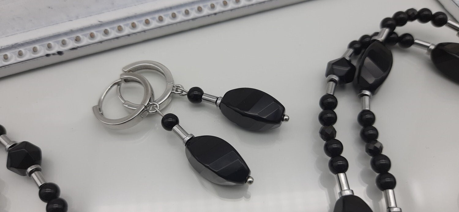 Luxuriöse Ohrringe Mit Kohlenschwarzem Achatstein in Ungewöhnlichem Twisted-Cut Luxuriöse Ohrringe Mit Kohlenschwarzem Achatstein in Ungewöhnlichem Twisted-Cut von ArtStudioYourStyle
