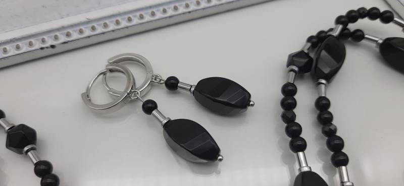 Luxuriöse Ohrringe Mit Kohlenschwarzem Achatstein in Ungewöhnlichem Twisted-Cut von ArtStudioYourStyle