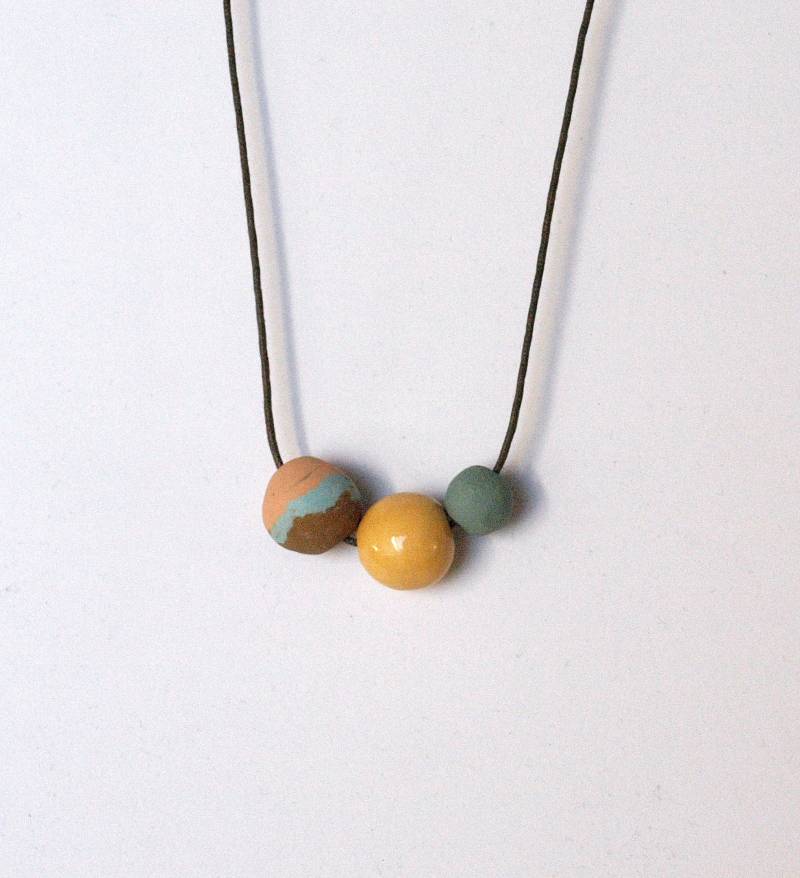 Keramik Perlenanhänger, Moderne Halskette, Keramikschmuck, Lederkette, Boho Anhänger von ArtSumie