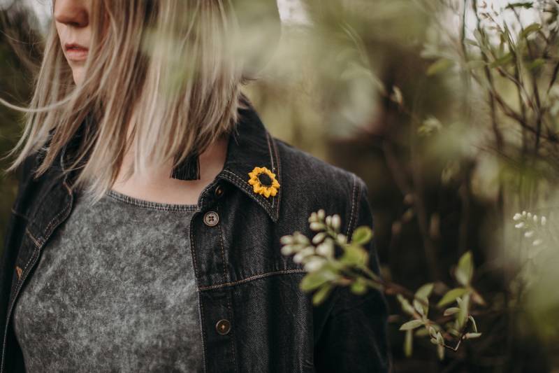 Handgemachte Sonnenblume Brosche Stilvolle Anstecknadel Aus Polymer Clay von ArtTerraceTreasures