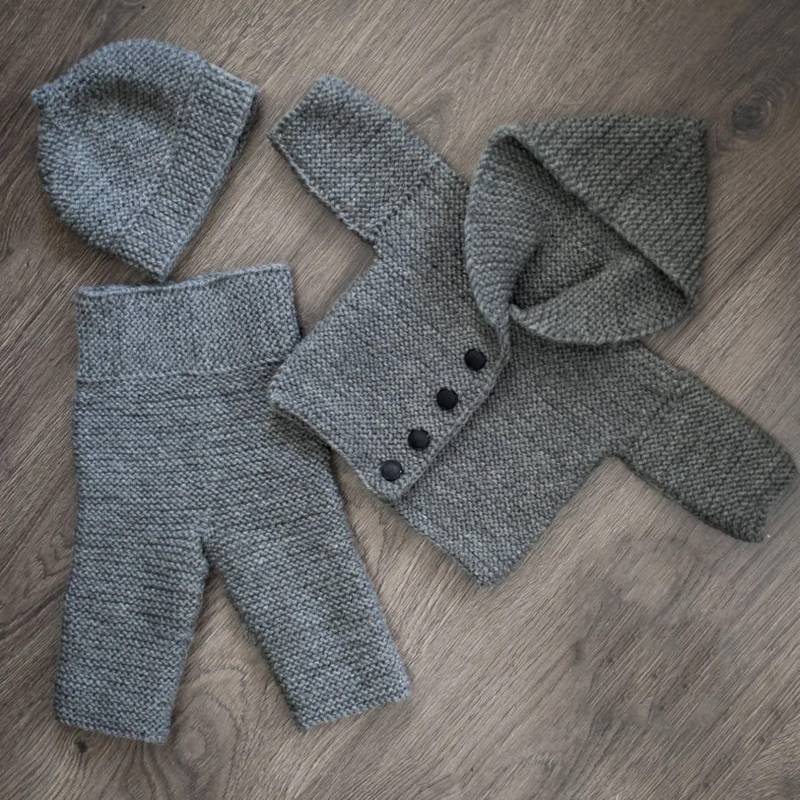 Handgestricktes Neugeborenen Outfit Wolle Mischung Baby Set, Graue Jacke, Mütze & Socken von ArtTerraceTreasures