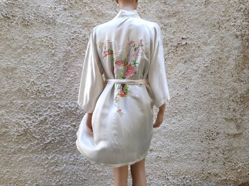 Frauen Kimono Robe Stickerei, Weiße Kurze Seidenrobe, Vintage Seide Bestickt von ArtTetisCollections