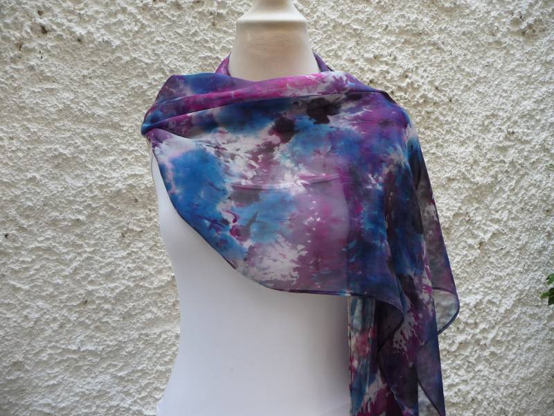 Frauen Schal in Blau Rot, Hochzeit Seide Schal, Luxus Kunst Blaue Brautjungfer, Mutter Der Braut Geschenk von ArtTetisCollections