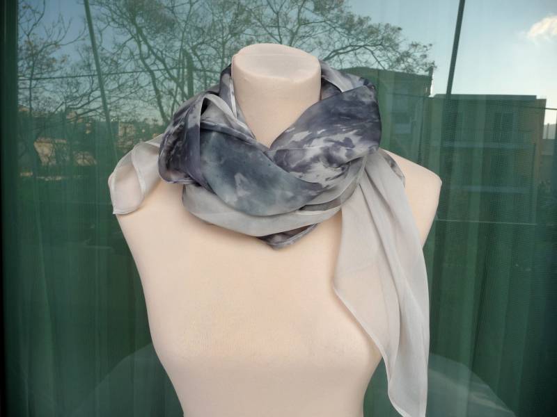Grauer Seidenschal, Hochzeitsschal, Geschenke Für Mama, Handgefärbter Herbstaccessoires von ArtTetisCollections