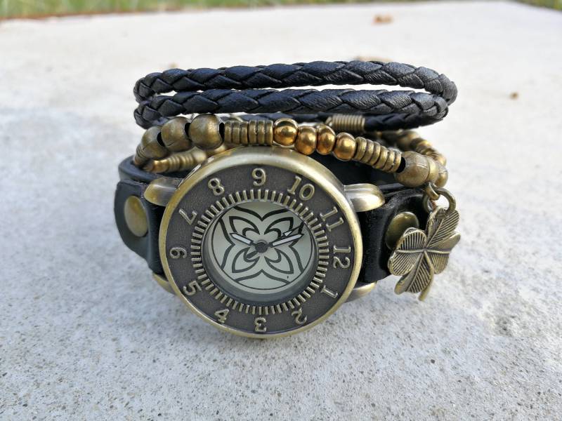Glücksarmband Armband Schwarz Lederuhr Für Frauen Armbanduhr Kleeblatt Boho Uhr Schwester Geschenk Liebe Geschenke Sie Mit Anhänger von ArtWatchDesign